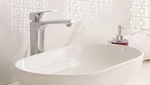 Masz dosyć nudnej, białej umywalki? Ten trend podbija łazienki