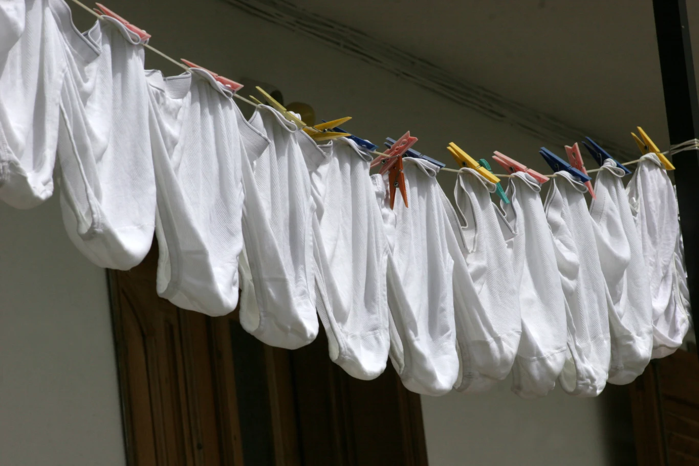 Czy wiesz, gdzie wyrzucić starą bieliznę, gdy już się zużyje? Kolor pojemnika ma znaczenie Czy wiesz, gdzie wyrzucić starą bieliznę, gdy już się zużyje? Kolor pojemnika ma znaczenie