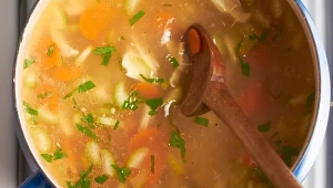 Ta zupa to "płynne złoto". Zmniejsza głębokie zmarszczki i naprawia stawy