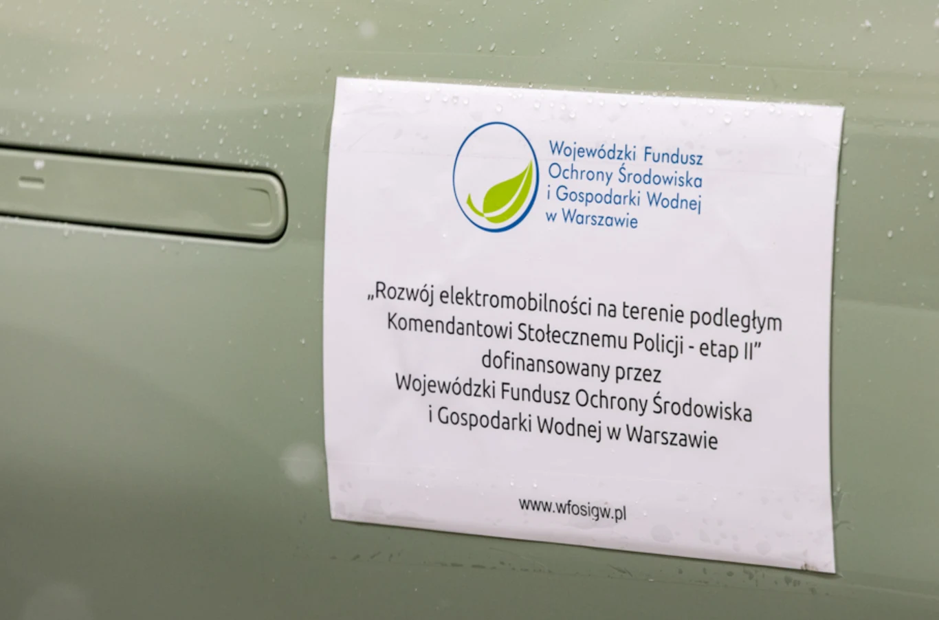 Każdy z pojazdów posiada na klapie bagażnika charakterystyczną naklejkę informującą o dofinansowaniu z WFOŚiGW.