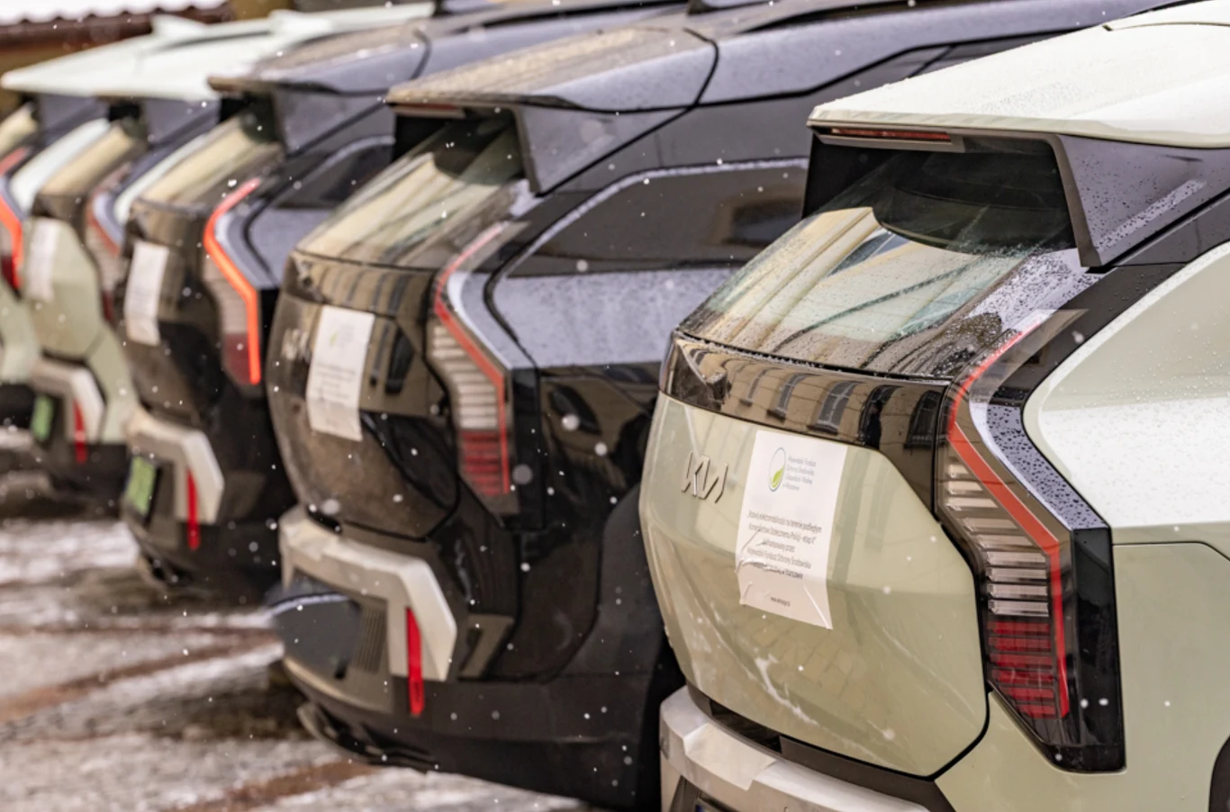 Kia EV3 to kompaktowy SUV z napędem elektrycznym. Na polskim rynku oferowany jest z akumulatorami o pojemności 58,3 kWh lub 81,4 kWh.