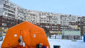 Namiot na osiedlu w Kijowie 