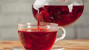 Wszyscy znamy, ale nie zawsze doceniamy. Herbatka z hibiskusa obniża ciśnienie i zbija cholesterol, warto sobie o niej przypomnieć