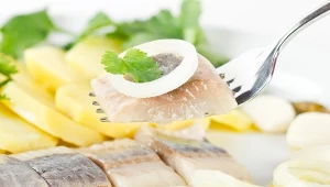 Śledzie są bardzo zdrowe, jednak ze względu na dużą zawartość soli nie można z nimi przesadzać 