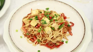 Chow mein z tofu i warzywami z przepisu Karoliny Stolarskiej-Bigos