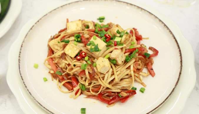 Chow mein z tofu i warzywami z przepisu Karoliny Stolarskiej-Bigos