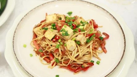 Chow mein z tofu i warzywami z przepisu Karoliny Stolarskiej-Bigos