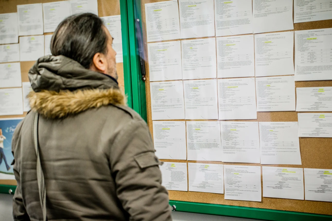 Stopa bezrobocia w Polsce na koniec 2026 r. nie powinna znacząco wzrosnąć wobec poziomu odnotowanego w końcu 2025 r. - wynika z prognoz ekonomistów. Część ośrodków prognozuje jej spadek Osoba w kurtce z futrzanym kołnierzem stoi tyłem i ogląda tablicę ogłoszeń wypełnioną licznymi wydrukowanymi kartkami z informacjami, prawdopodobnie ofertami pracy.