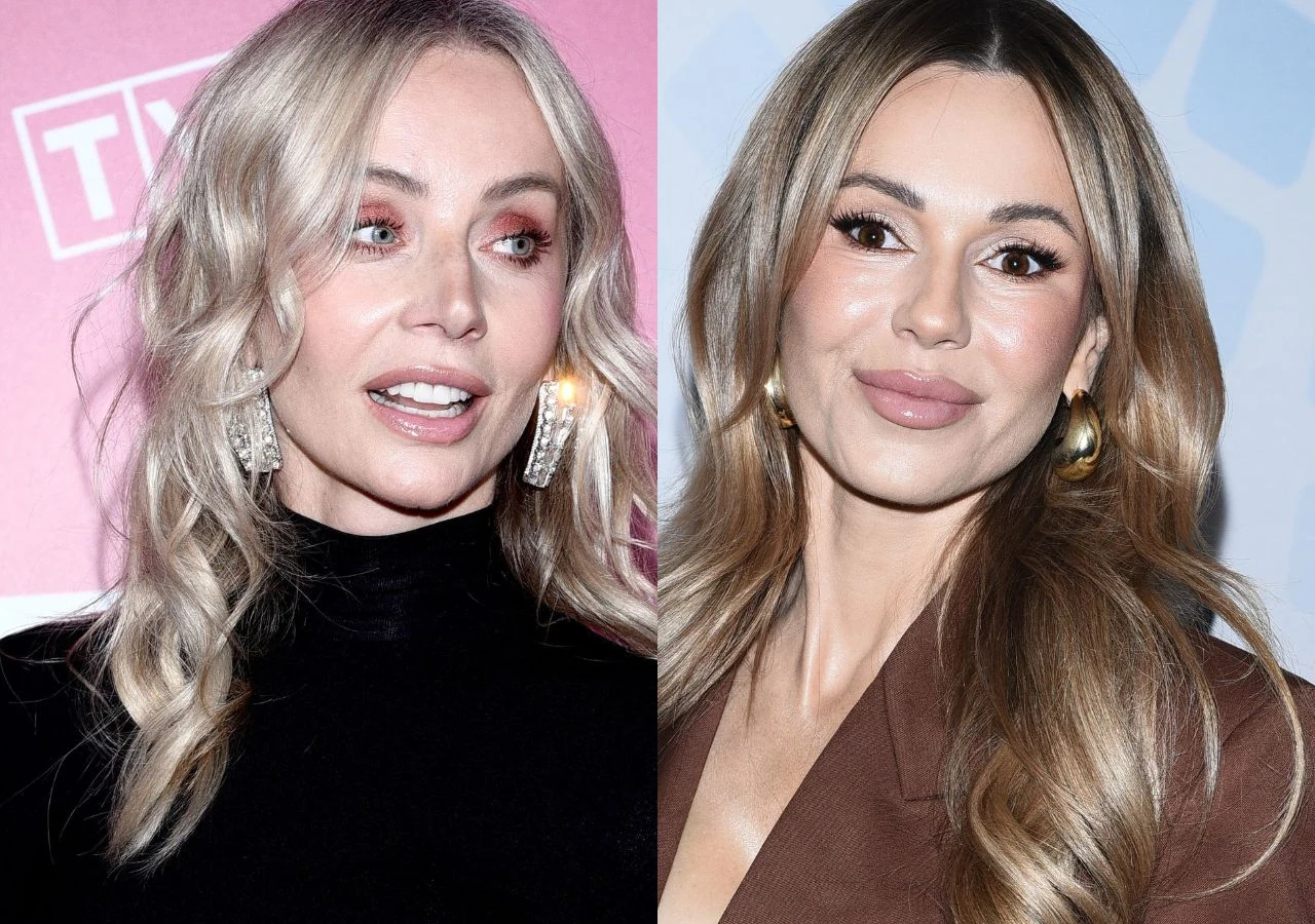 Agnieszka Woźniak-Starak i Doda Dwie kobiety z długimi, falowanymi włosami blond, ubrane elegancko i pozujące na tle ścian w jasnych barwach. Obie mają podkreślony makijaż oraz noszą wyraziste kolczyki.