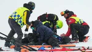 Wypadek na olimpijskim obiekcie. Służby medyczne udzielają pomocy nowozelandzkiemu narciarzowi 