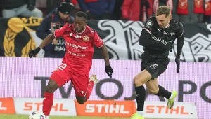 Zaciekły bój w Ekstraklasie. Kibice przesadzili. Piłkarze zeszli z murawy