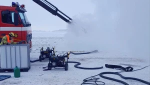 Nad Zatoką Botnicką wyciekło tysiące litrów oleju. Incydent podczas tankowania holownika