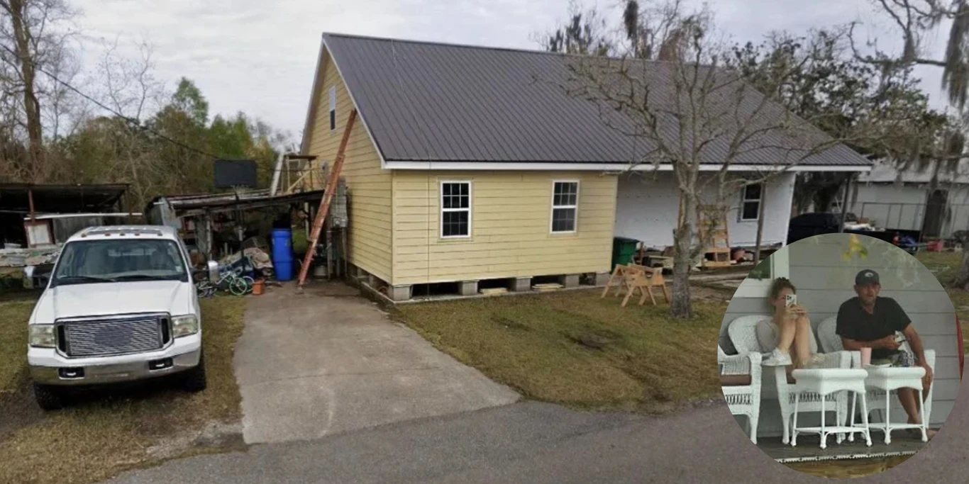 Drewniany dom ze skośnym dachem, otoczony trawnikiem i podjazdem, na którym zaparkowany jest biały samochód ciężarowy. Na ganku przy białym stole siedzi dwóch dorosłych, co tworzy spokojną, wiejską atmosferę.