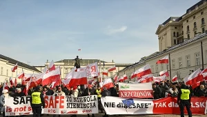Manifestacja przeciwko programowi SAFE przed Pałacem Prezydenckim