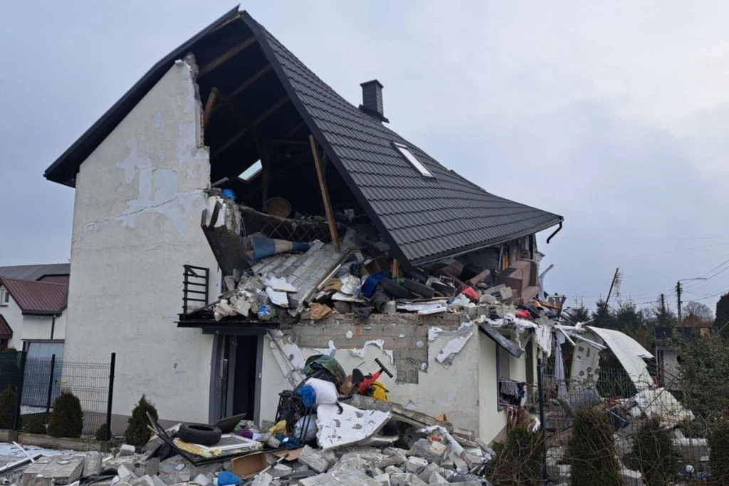 W Świętokrzyskim doszło do wybuchu gazu w domu jednorodzinnym Zrujnowany budynek mieszkalny z zawalonym dachem i zniszczonymi ścianami, wokół rozrzucone elementy konstrukcyjne i wyposażenie domu, widoczne skutki poważnego uszkodzenia.