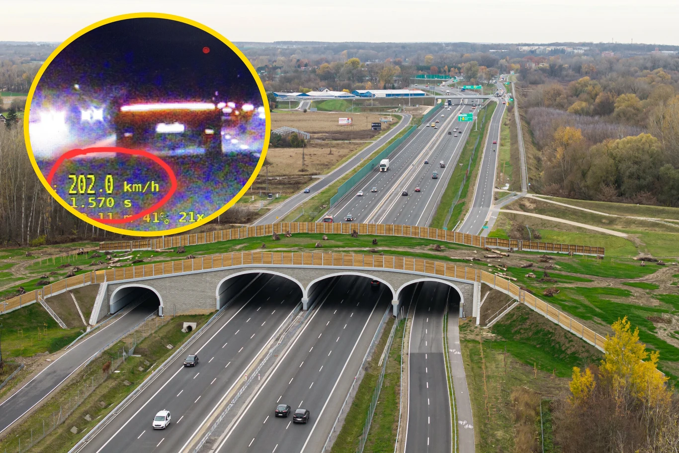 Kierowca Porsche zapłacił 2900 zł mandatu i dostał 23 punkty Szeroka autostrada z licznymi pasami ruchu przebiegająca przez teren zielony z przejściem dla zwierząt nad drogą, w rogu zdjęcia widoczny obraz z policyjnego radaru przedstawiający samochód jadący z prędkością 202 km/h.