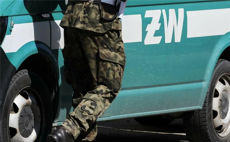 Odnaleziono zwłoki 23-letniego żołnierza Żołnierz w mundurze wojskowym stoi oparty o zielony pojazd oznaczony literami „ZW”.