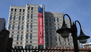 Baner na rosyjskiej ambasadzie w Seulu