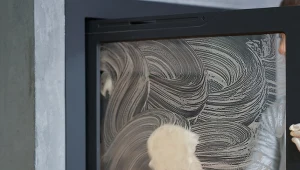 Bezkosztowy patent na czyszczenie szyby kominka. Ściera nawet starą sadzę