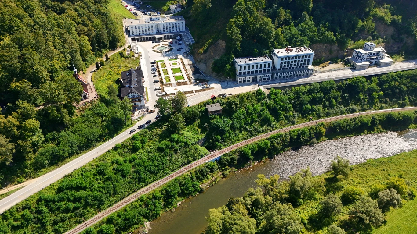 To małopolskie uzdrowisko odzyskuje dawny blask. Wiosną wygląda jak z pocztówki 