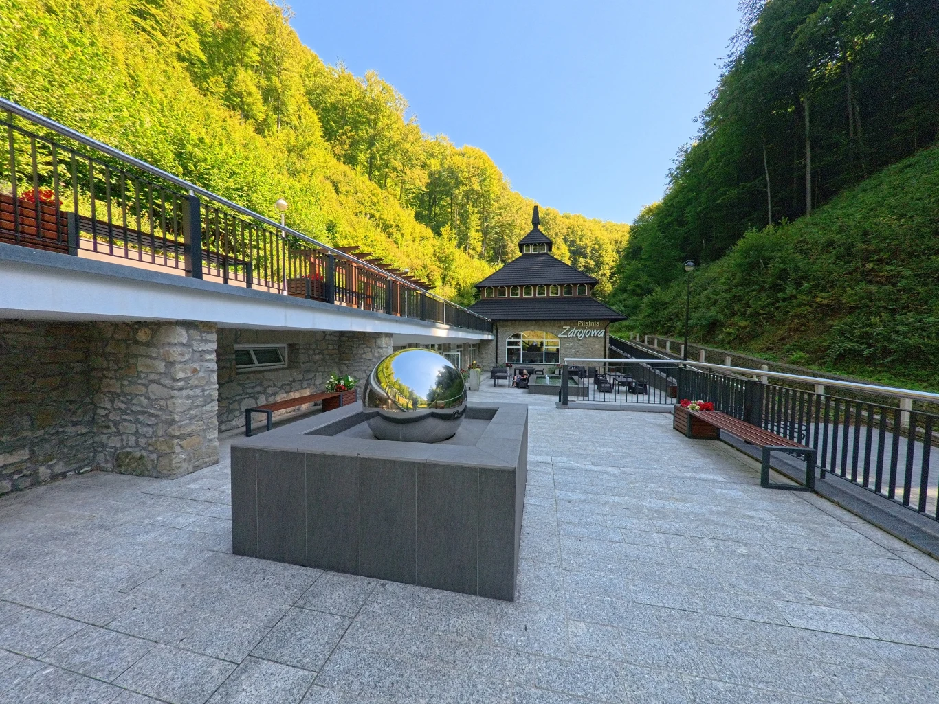 Wody mineralne są najważniejszym elementem lokalnej oferty. Można z nich skorzystać w tutejszej pijalni wód