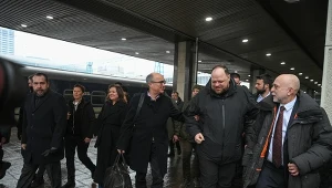 Marszałek Sejmu Włodzimierz Czarzasty oraz przewodniczący Rady Najwyższej Ukrainy Rusłan Stefanczuk podczas powitania na dworcu kolejowym w Kijowie