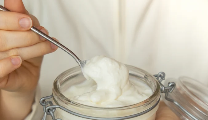 Gęsty i kremowy jogurt grecki pomaga kontrolować wagę i hamuje napady głodu