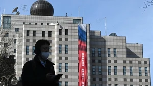 Czerwono-biało-niebieski baner z napisem w języku rosyjskim