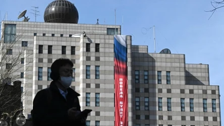 Czerwono-biało-niebieski baner z napisem w języku rosyjskim