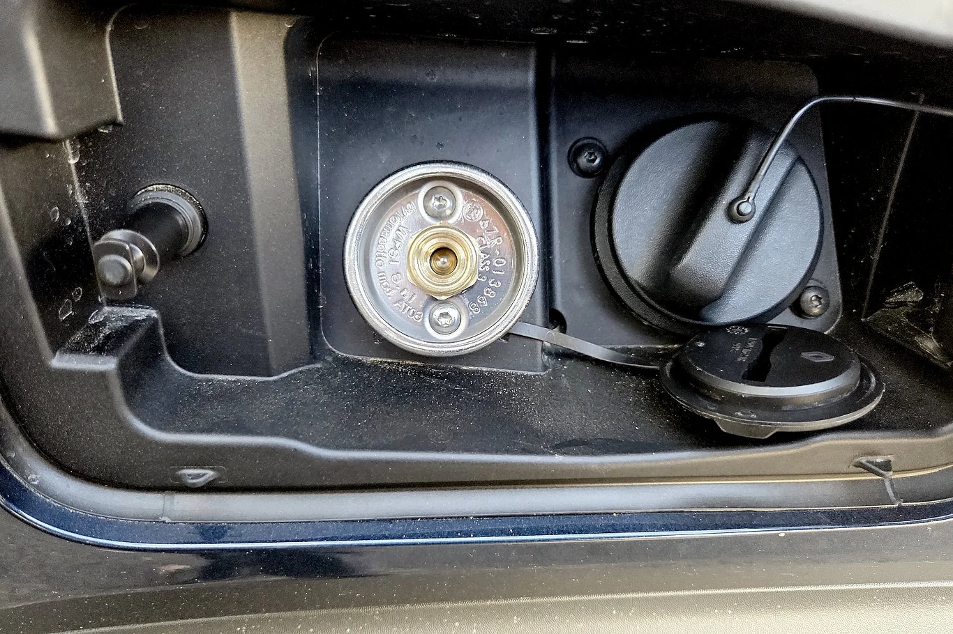 Nowe układy napędowe w Daciach to nie wszystko. Zmienił się też dostawca instalacji gazowych Wlew gazu LPG oraz nakrętka wlewu paliwa w samochodzie osobowym zamontowane we wnęce pod klapką.