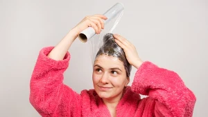 Nakładam to na włosy i zawijam w folię. Efekty jak po wizycie u fryzjera