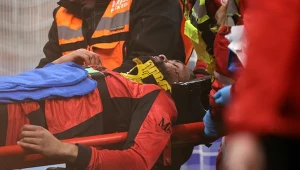 Brutalne starcie na boisku, gwiazdor na noszach. To może być koniec marzeń