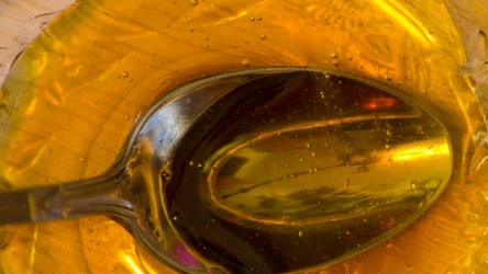 Olej z ostropestu nie jest zbyt częstym składnikiem diety polskiego seniora, a przecież może wspierać wątrobę i jelita