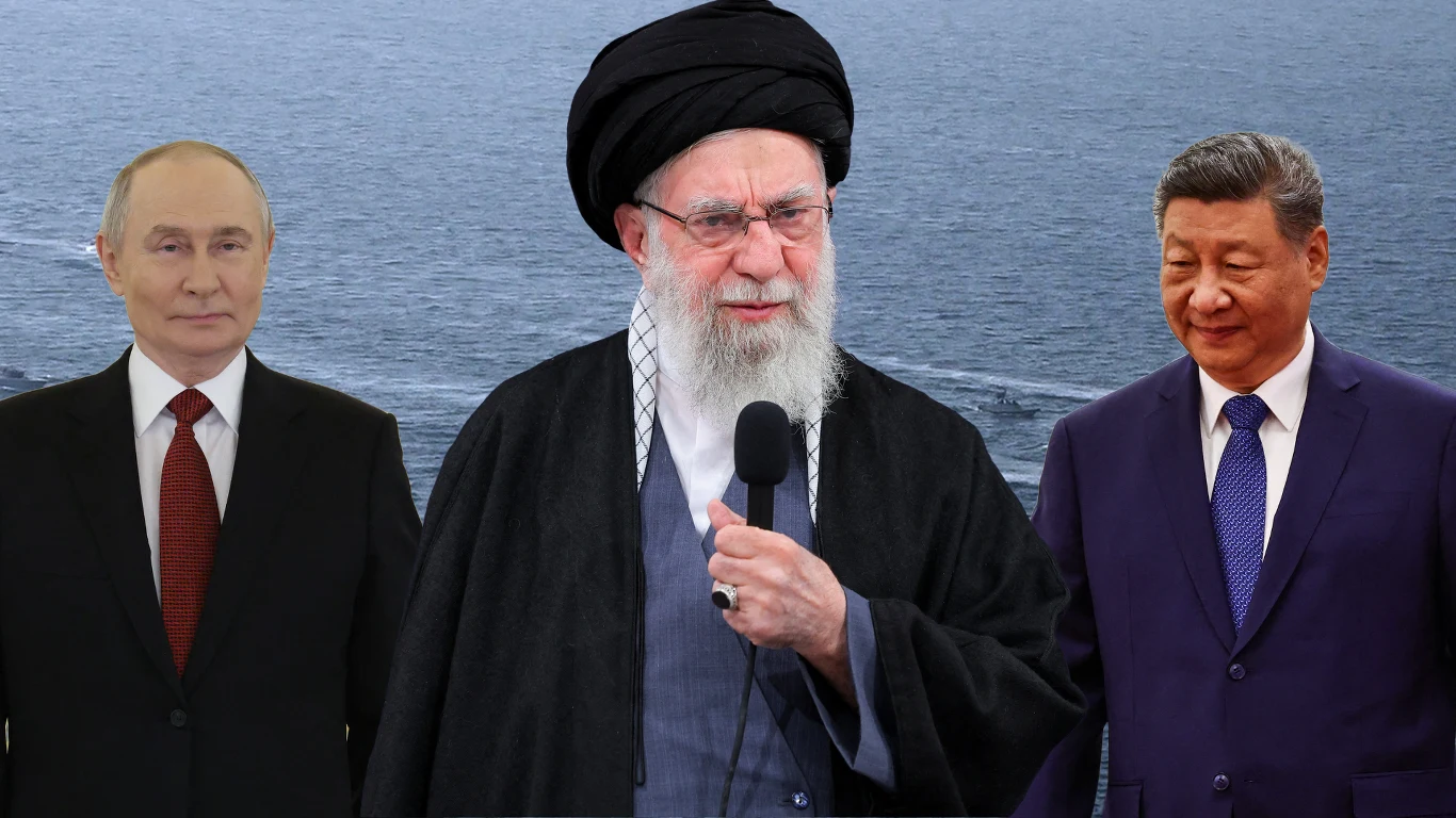 Rosja i Chiny nie są skłonne pomóc Iranowi w przypadku uderzenia USA Trzej mężczyźni w formalnych strojach stoją na tle morza, pośrodku znajduje się osoba w czarnym turbanie i okularach przemawiająca do mikrofonu, po bokach mężczyźni w garniturach.