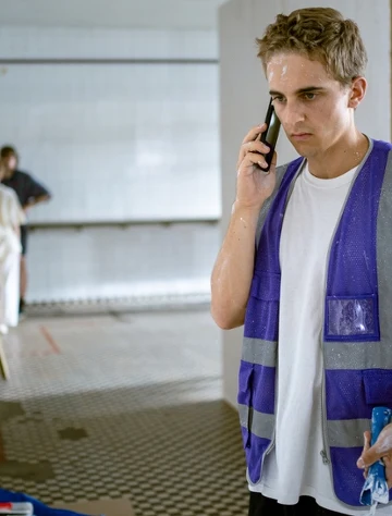 Bartłomiej Deklewa w scenie z filmu "Nie ma duchów w mieszkaniu na Dobrej"