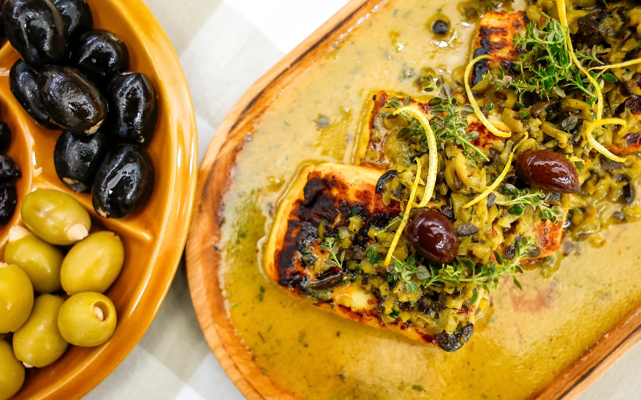 Pieczony ser halloumi – z oliwkami, miodem i tymiankiem Pieczony ser halloumi – z oliwkami, miodem i tymiankiem