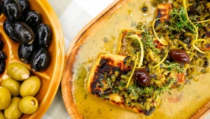 Pieczony ser halloumi – z oliwkami, miodem i tymiankiem