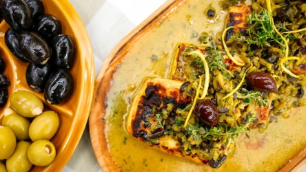 Pieczony ser halloumi – z oliwkami, miodem i tymiankiem