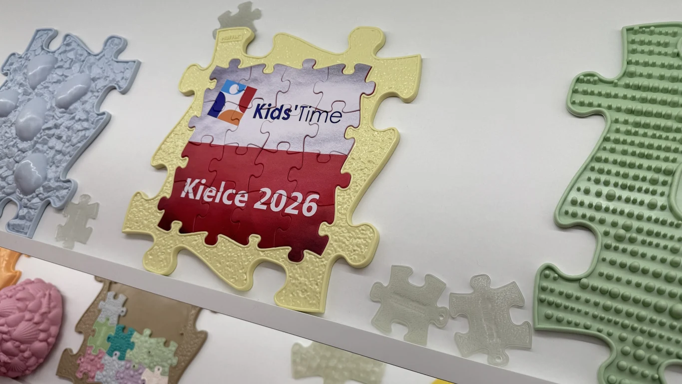 Elementy układanki puzzli o różnych fakturach i kolorach, pośrodku żółty kawałek z napisem 'Kids' Time Kielce 2026', sugerujący wydarzenie skierowane do dzieci lub rodzin.