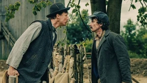 Karol Dziuba i Adam Bobik w scenie z filmu "Sami swoi. Początek"