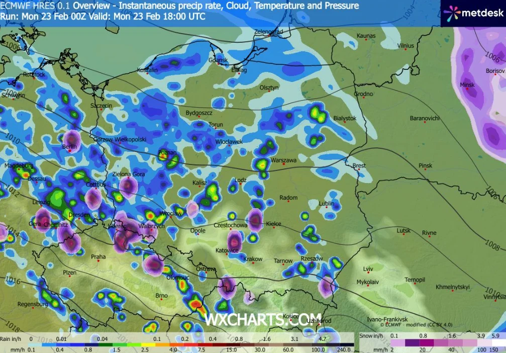Kolorowa mapa Polski z naniesionymi prognozami opadów, zachmurzenia, temperatury oraz ciśnienia, zawierająca liczne niebieskie, fioletowe i zielone plamy obrazujące zróżnicowane natężenie opadów w różnych regionach kraju. Wyróżnione są największe miast...