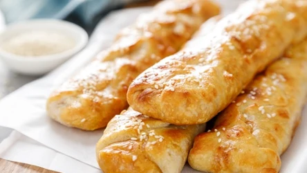 Pierożki z jajecznym farszem możesz podać np. na wielkanocne śniadanie