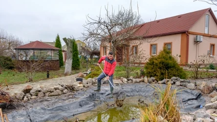 Pielęgnacja oczka wodnego po zimie jest niezmiernie ważna. Sprawdź, jak przygotować zbiornik na wiosnę. 