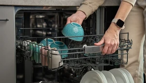 Delikatna zastawa stołowa czy drewniane deski do krojenia to rzeczy, których nie powinno się wkładać do zmywarki 