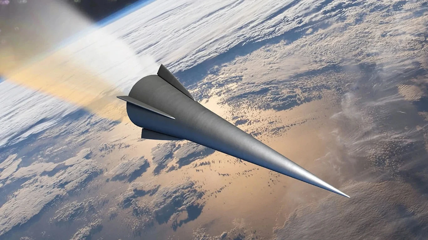 USA chwalą się hipersonicznymi pociskami Dark Eagle Nowoczesny hipersoniczny pocisk lecący nad atmosferą Ziemi, z wyraźnym śladem gazów spalinowych i widoczną powierzchnią planety w tle.