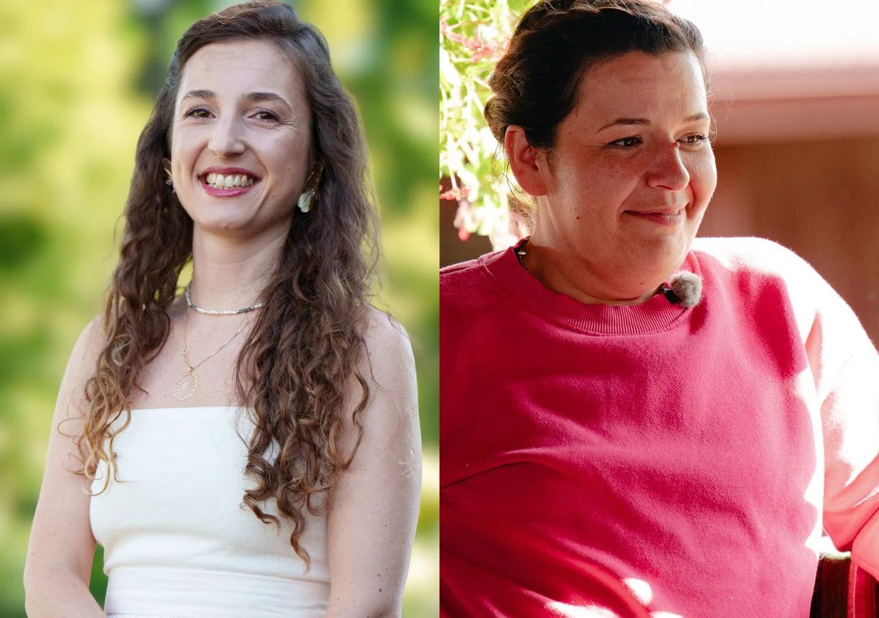 Dwie kobiety w średnim wieku, jedna w białej sukience z długimi włosami, stojąca na tle zieleni, druga w różowym swetrze, siedząca z lekkim uśmiechem na twarzy.