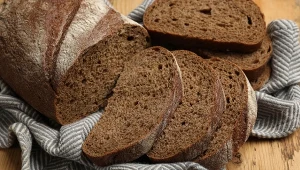 Ciemne pieczywo dostępne w marketach, to często zabarwiony karmelem produkt z dodatkiem szkodliwych substancji