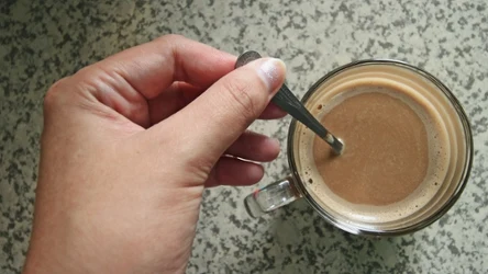 Kawa z tym dodatkiem może wspierać odchudzanie.