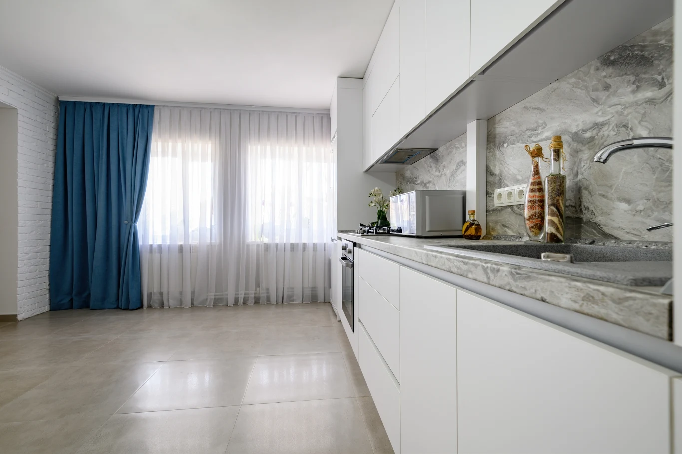 W dużych kuchniach, połączonych z jadalnią efektownie prezentują się firany aż do podłogi W dużych kuchniach, połączonych z jadalnią efektownie prezentują się firany aż do podłogi