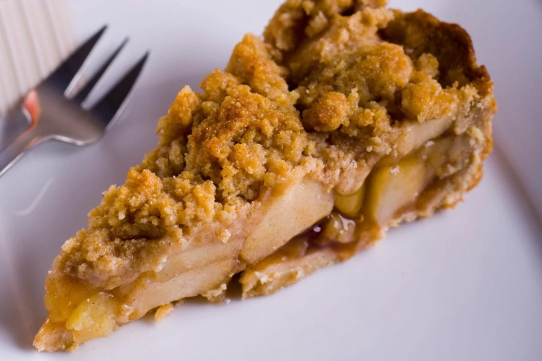 Ekspresową szarlotkę przygotowuje się na spodzie z herbatników